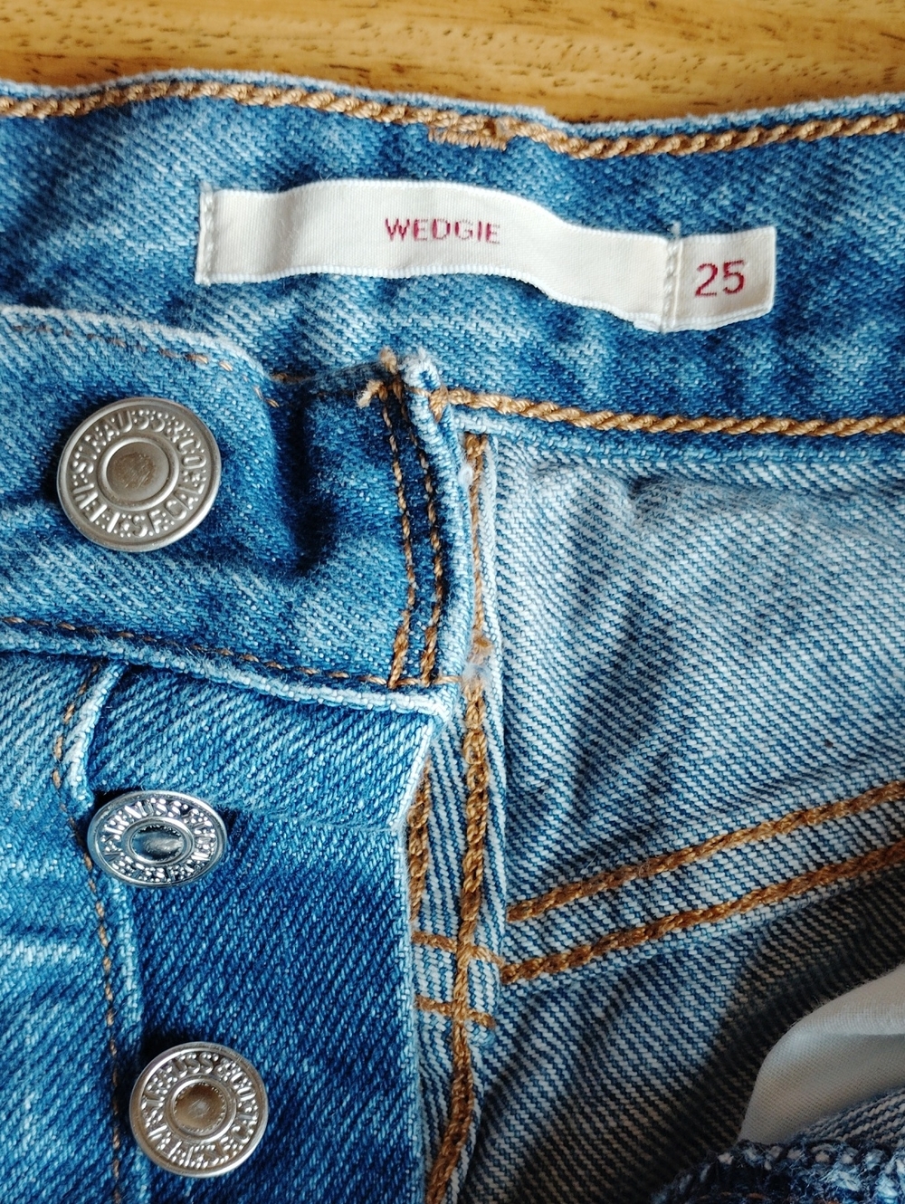 Levi's Wedgie Denim Cutoff Shorts Sz 25 - Picture 3 of 4